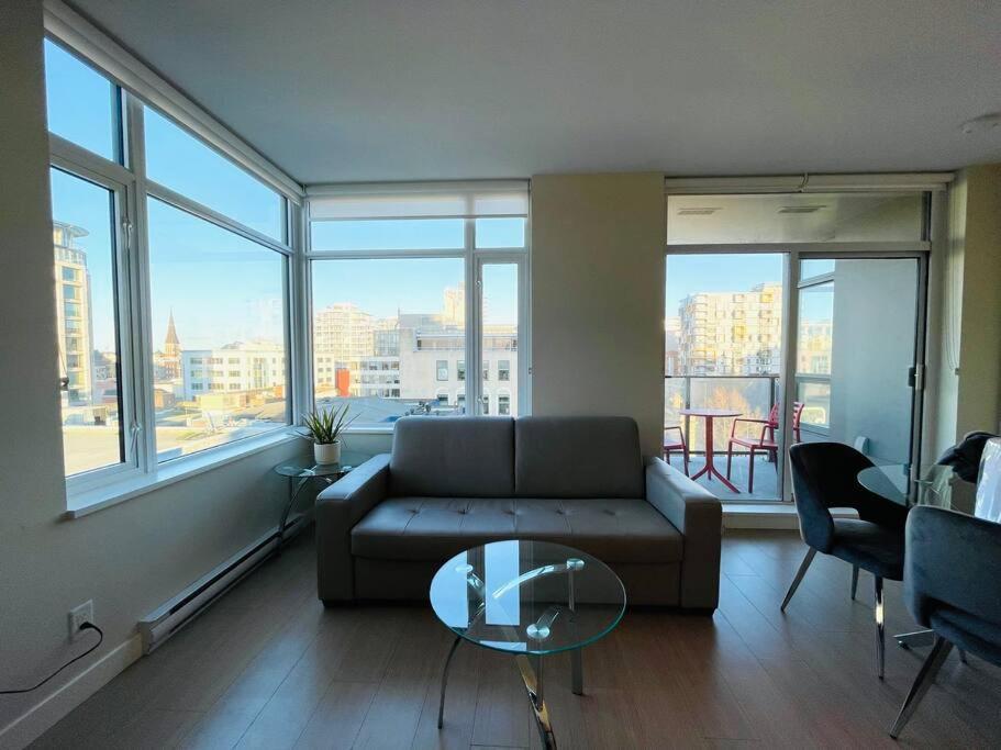 Lovely Downtown 2 Bedroom Condo With Free Parking Victoria Luaran gambar